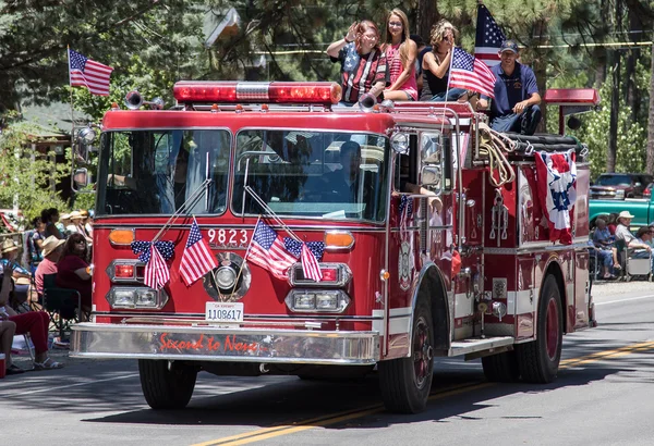 Camião de bombeiros no desfile — Fotografia de Stock
