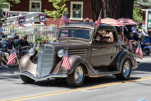Carro vintage em desfile — Fotografia de Stock