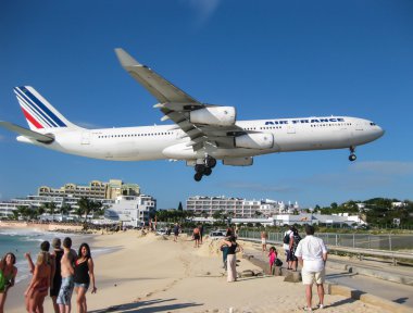 Maho Beach, St Maarten üzerinde yolcu uçağı.