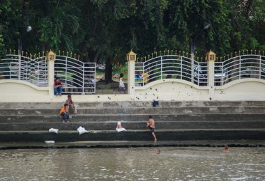 Çocuklar Chao Phraya Nehri üzerinde oyun
