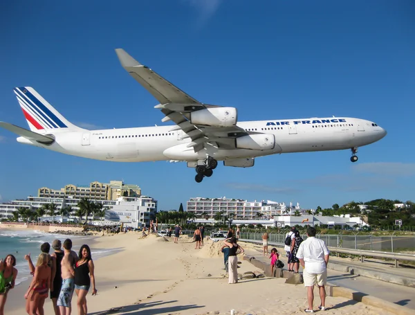 Maho Beach, St Maarten üzerinde yolcu uçağı.