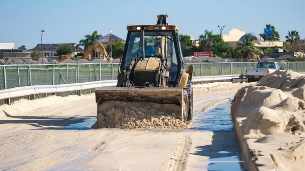 Buldózer: Maho Beach — Stock Fotó