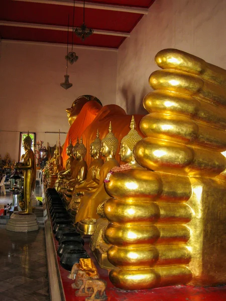 Золотые Будды Таиланда — стоковое фото