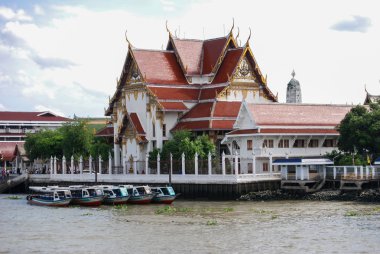 WAT Chao Phraya Nehri üzerinde
