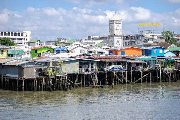 Domy na břehu řeky Chao Phraya — Stock fotografie
