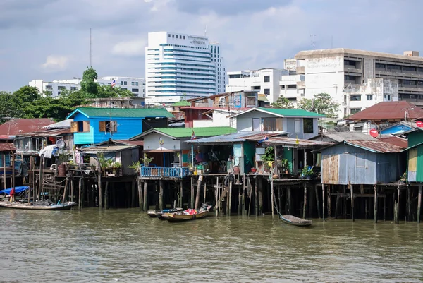 Domy na břehu řeky Chao Phraya — Stock fotografie