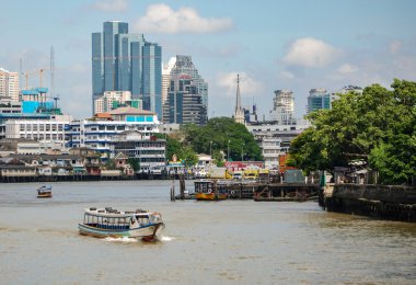 Chao Phraya nehrin kıyısında