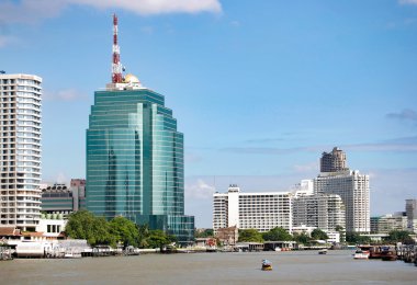 Chao Phraya nehrin kıyısında