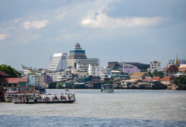 Chao Phraya nehrin kıyısında