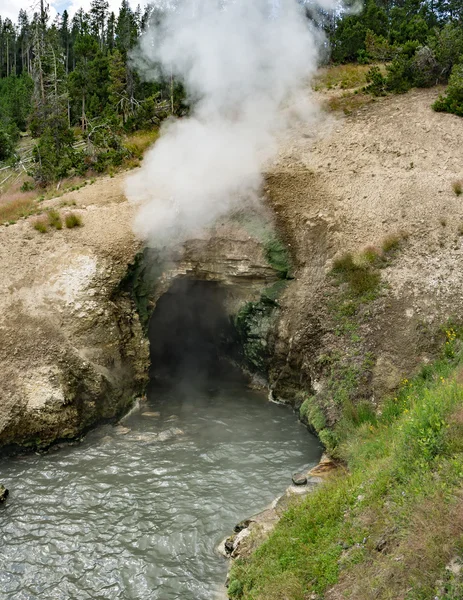 Dragon's Mouth Hot Spring — Stock Photo, Image