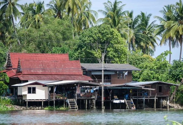 Thajský venkov podél řeky — Stock fotografie