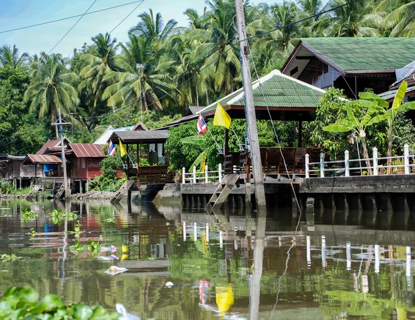 Thajský venkov podél řeky — Stock fotografie