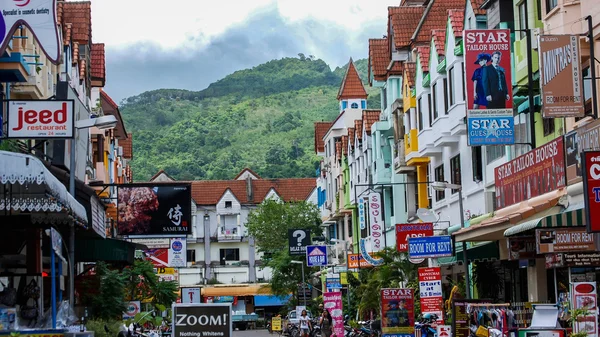 Vältrafikerad gata på Patong Beach — Stockfoto