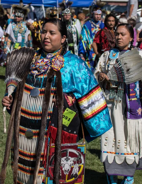 Танцоры коренных американцев — стоковое фото