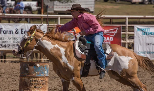 Barrel Racer cavalgando duro — Fotografia de Stock