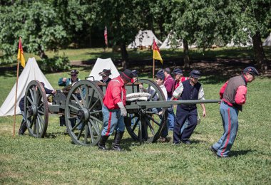 Ağır toplar yükseliyor.