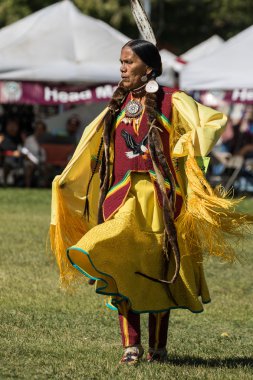 Kızılderili dansçı Stillwater Pow-Wow Anderson, Kaliforniya'da. Çekilen fotoğraf: 03 Ekim 2015
