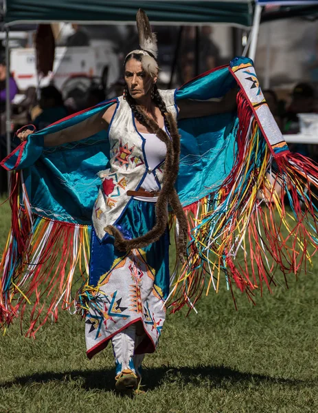 Indianische Pow-Wow-Tänzerin — Stockfoto