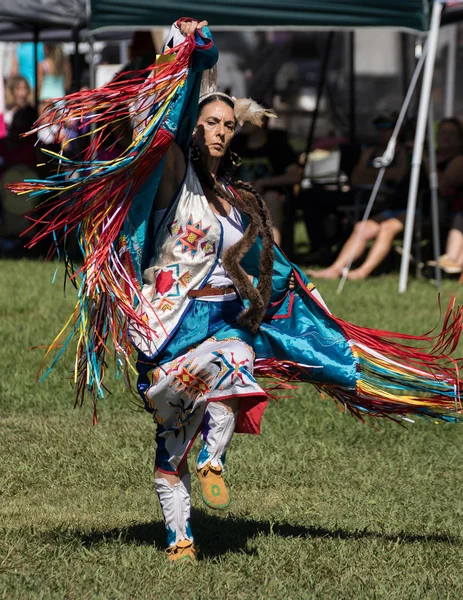 Indiánské Pow-Wow tanečnice — Stock fotografie