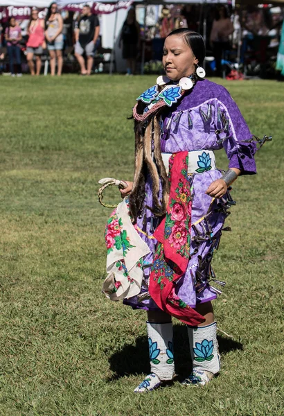Танцоры коренных американцев — стоковое фото