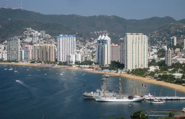 Acapulco Skyline ja satama — kuvapankkivalokuva