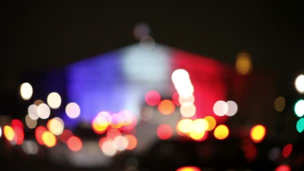 Ein verschwommener Blick auf das französische Parlament in Paris, Frankreich bei Nacht — Stockvideo