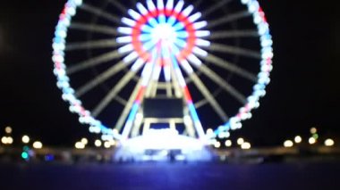 Dönme dolap, gece Paris, Fransa'da bir bulanık görünüm