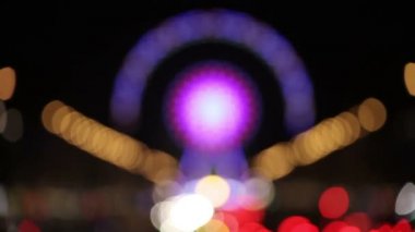 Dönme dolap, gece Paris, Fransa'da bir bulanık görünüm