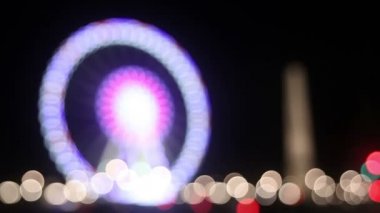 Dönme dolap, gece Paris, Fransa'da bir bulanık görünüm