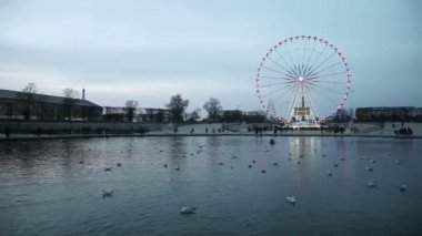 Dönme dolap batımında Paris, Fransa'da bir görünüm