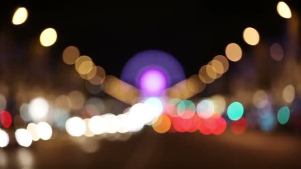 Une vue floue sur la grande roue à Paris, France la nuit — Video