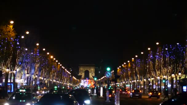 Blick auf die Champs-Élysées in Paris bei Nacht — Stockvideo