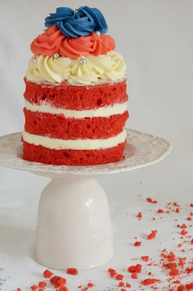 Kuchen ist roter Samt mit Sahne — Stockfoto