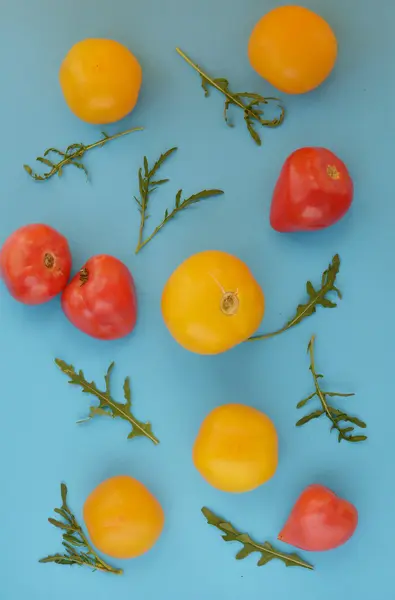 Komposition Aus Roten Und Gelben Tomaten Auf Hellem Hintergrund — Stockfoto
