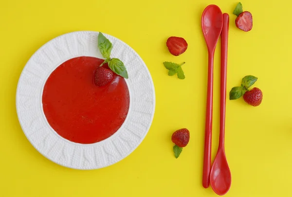 Strawberry marmelad med basilika och mynta på gul bakgrund — Stockfoto