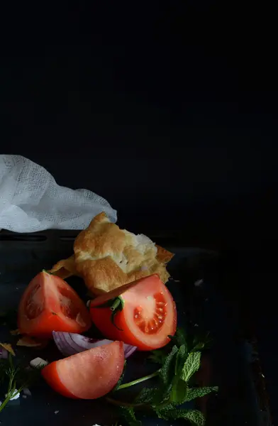 Bruschetta Italiana Com Salsa Vegetal Fundo Escuro — Fotografia de Stock