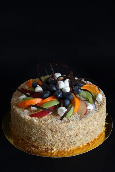 Торт из хлопьев с заварным кремом и фруктами — стоковое фото