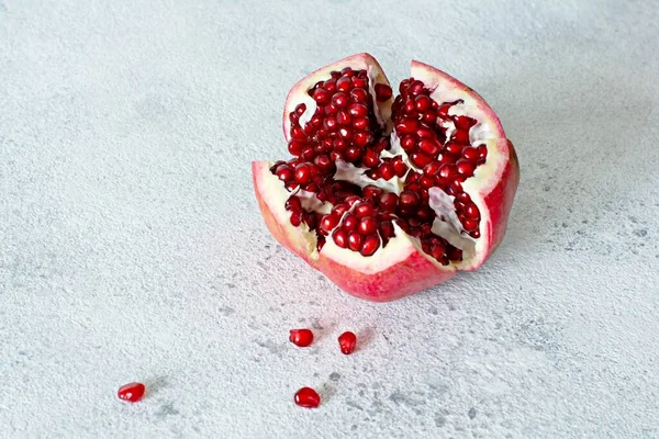 Ripe Broken Pomegranate Bright Juicy Large Grains Seeds Gray Background — Stock Photo, Image