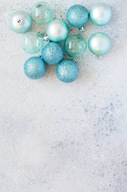 Mavi bir arka planda Noel ağacı süslemeleri, oyuncaklar. Neşeli bir ruh hali, yeni yıl.