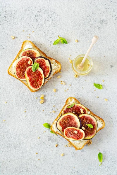 Knusprige Bruschetta Mit Weichem Ricotta Reifen Feigen Walnüssen Und Pinienkernen — Stockfoto