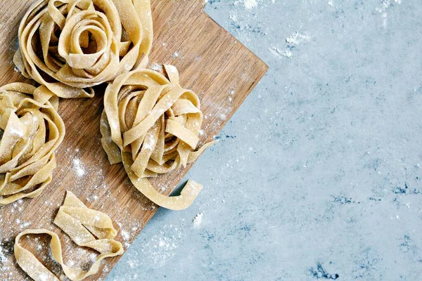 Roh Gelbe Hausgemachte Italienische Pasta Pappardelle Fettuccine Oder Tagliatelle Auf — Stockfoto