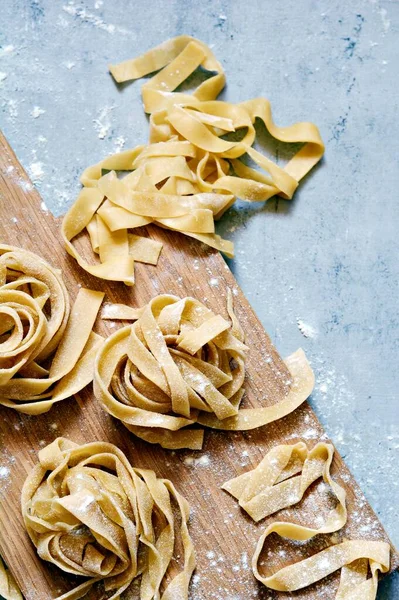 Roh Gelbe Hausgemachte Italienische Pasta Pappardelle Fettuccine Oder Tagliatelle Auf — Stockfoto