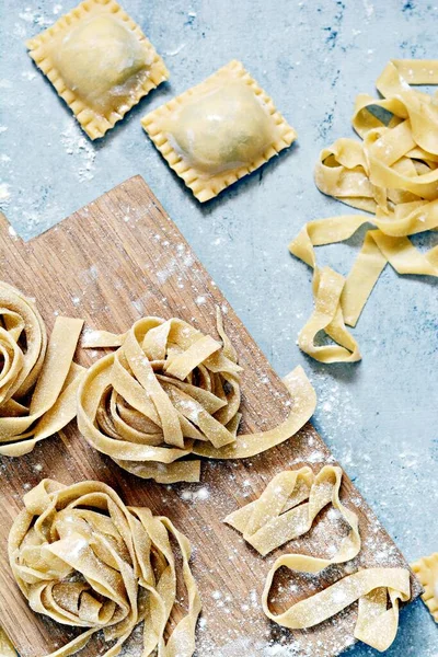 Homemade Italian Pasta Ravioli Fettuccine Tagliatelle Дерев Яній Дошці Синьому — стокове фото