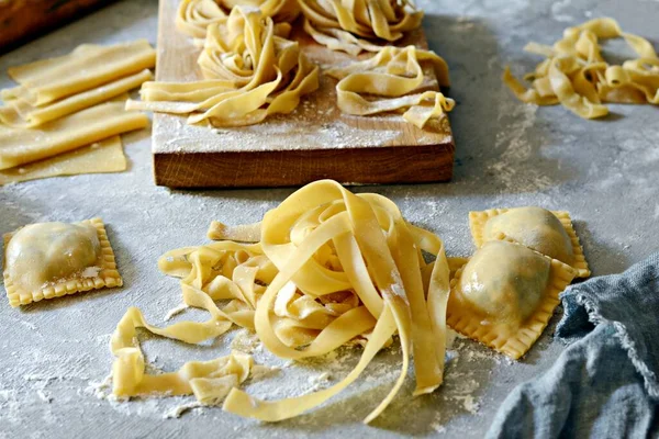 Hausgemachte Italienische Pasta Ravioli Fettuccine Tagliatelle Auf Einem Holzbrett Und — Stockfoto