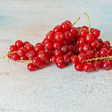 Hafif bir arka planda olgun kırmızı üzümler. Taze yaz meyveleri, sağlıklı vitaminler..