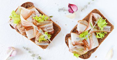 Domuz pastırmalı çavdar ekmeği (pancetta, lard), sarımsak ve İtalyan otları, antipastel, İtalyan bruschetta (crostini)).