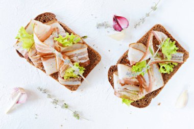 Domuz pastırmalı çavdar ekmeği (pancetta, lard), sarımsak ve İtalyan otları, antipastel, İtalyan bruschetta (crostini)).