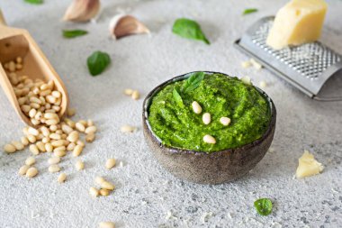 Taze fesleğen yaprağı, çam fıstığı, parmesan, sarımsak ve zeytinyağından yapılmış yeşil pesto. Salata, makarna ve pizza için popüler İtalyan sosu..