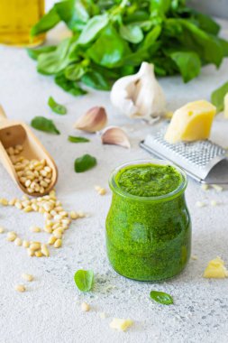 Taze fesleğen yaprağı, çam fıstığı, parmesan, sarımsak ve zeytinyağından yapılmış cam bir kavanozda yeşil pesto. Salata, makarna ve pizza için popüler İtalyan sosu..
