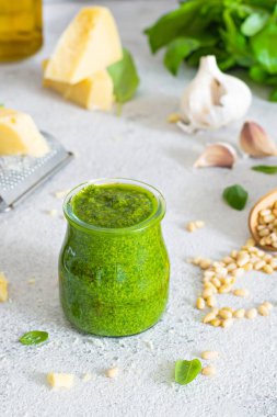 Taze fesleğen yaprağı, çam fıstığı, parmesan, sarımsak ve zeytinyağından yapılmış cam bir kavanozda yeşil pesto. Salata, makarna ve pizza için popüler İtalyan sosu..